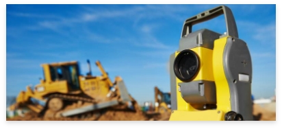 Surveying device and bulldozer