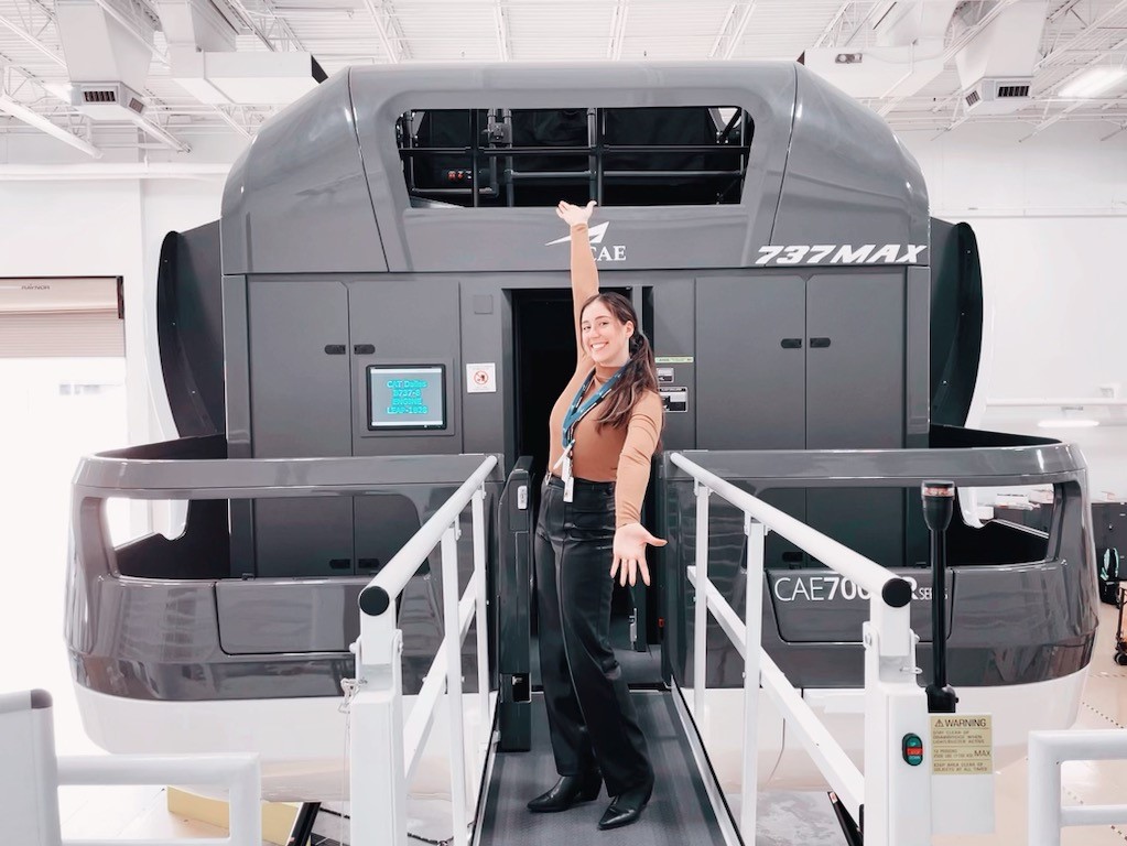 737 simulator at AA