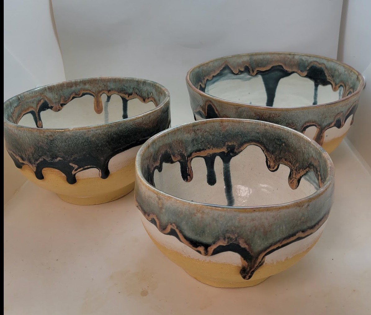 Ceramic bowls with drip edge