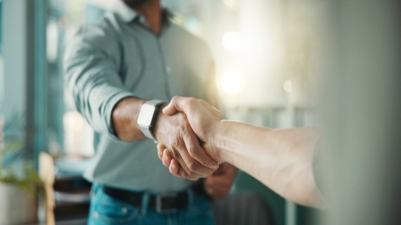 2 individuals shaking hands