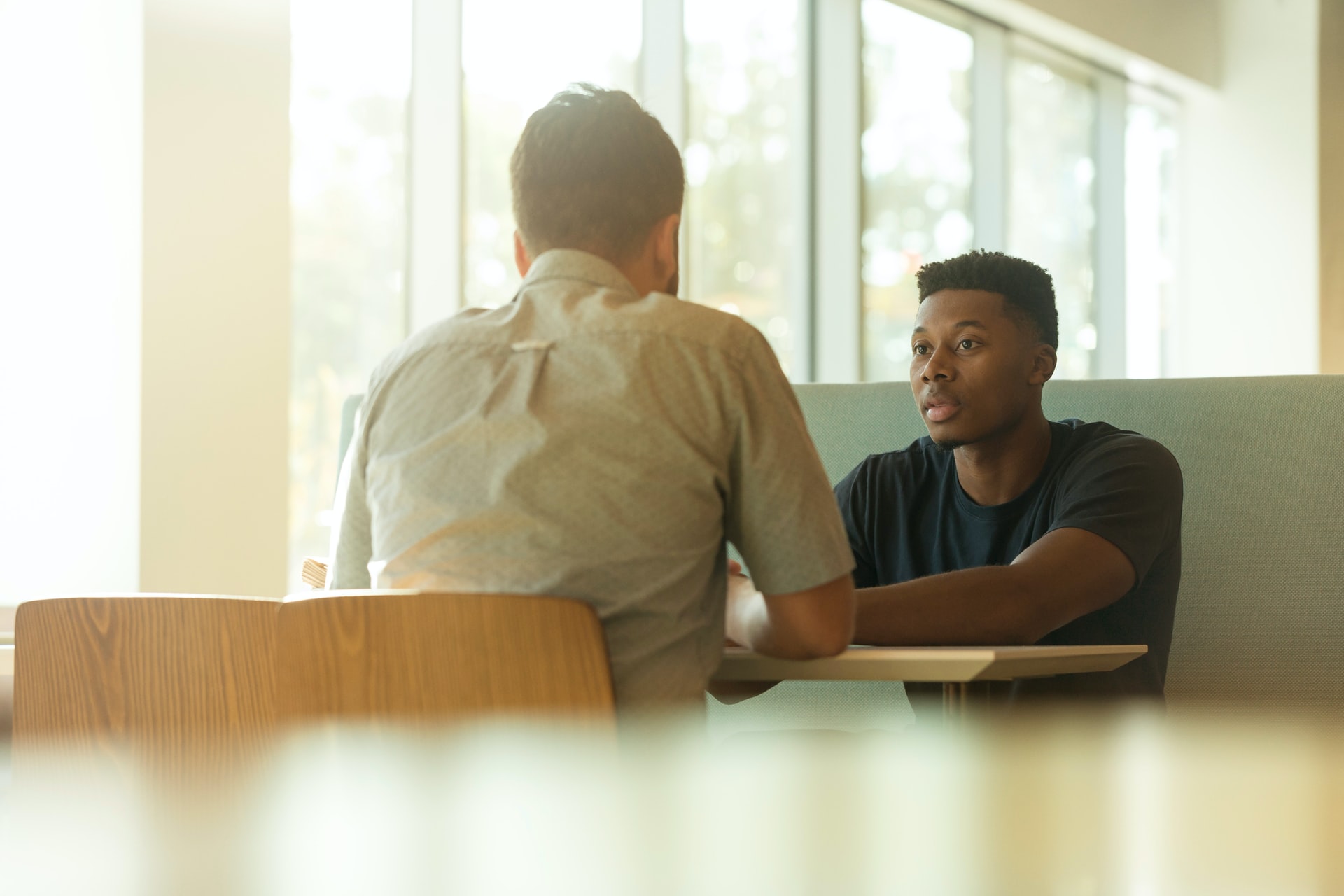 advisor talking to students