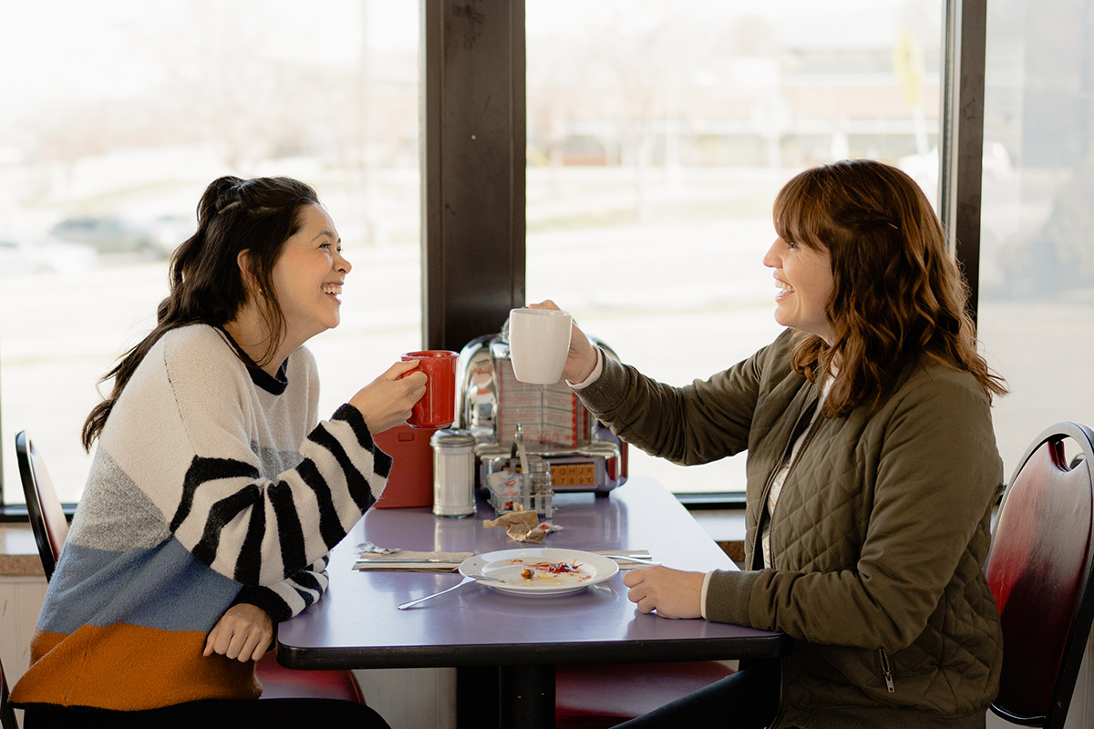 two women eating at a cafe
