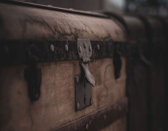 Old Closed Treasure Chest - Photo by DaYsO on Unsplash