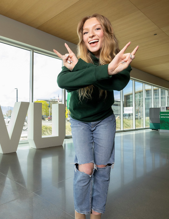 Mo Dodson doing the UVU hand sign