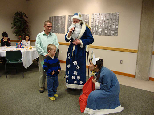 Ded Moroz & Snegurochka give away gifts