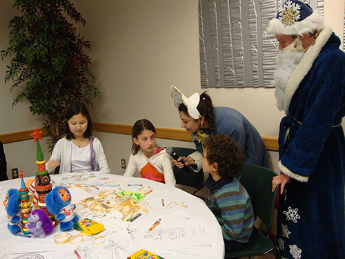 Snegurochka and Ded Moroz with the children