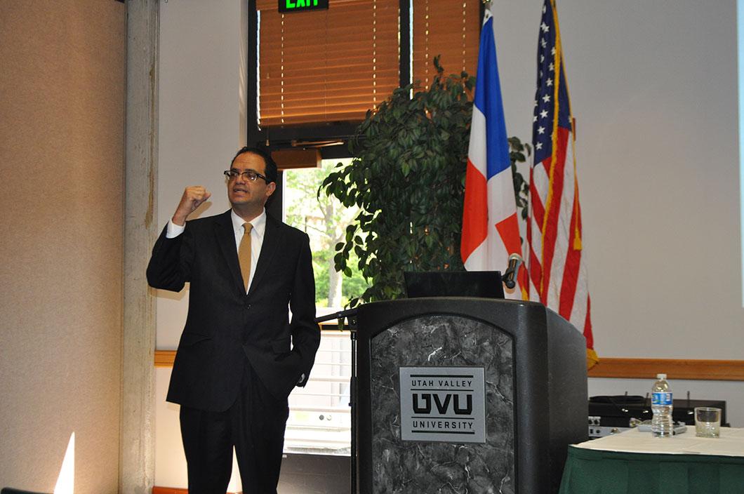 Ambassador Michelén presenting to UVU studentsAmbassador Michelén presenting to UVU students