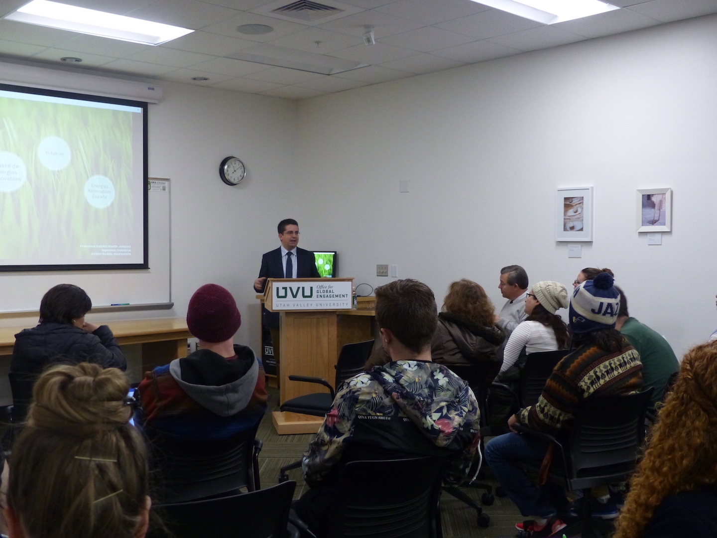 Francisco Gabriel Martin Jimenez lecturing in front of room full of people