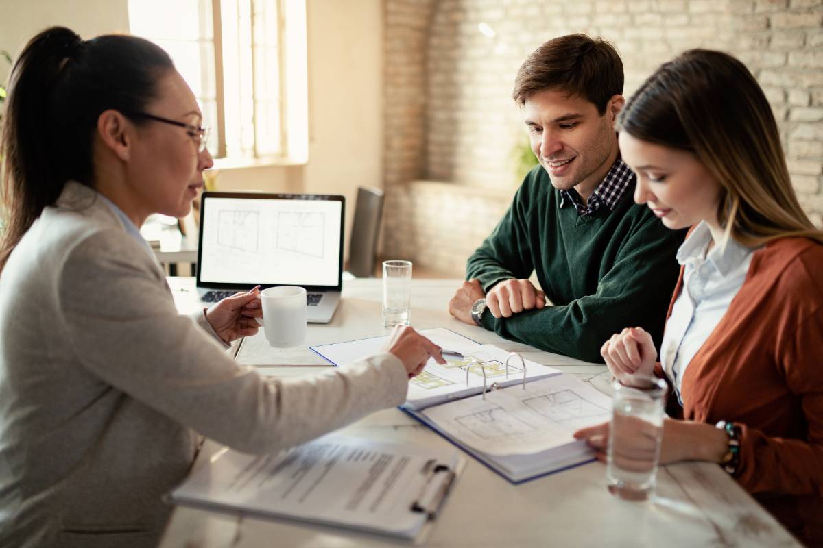 advisor talking to students