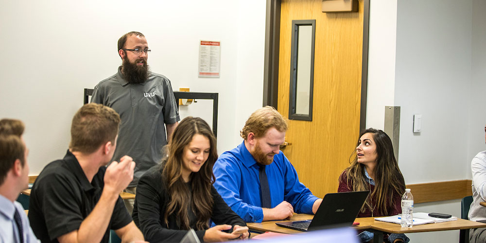 man teaching a classroom of students