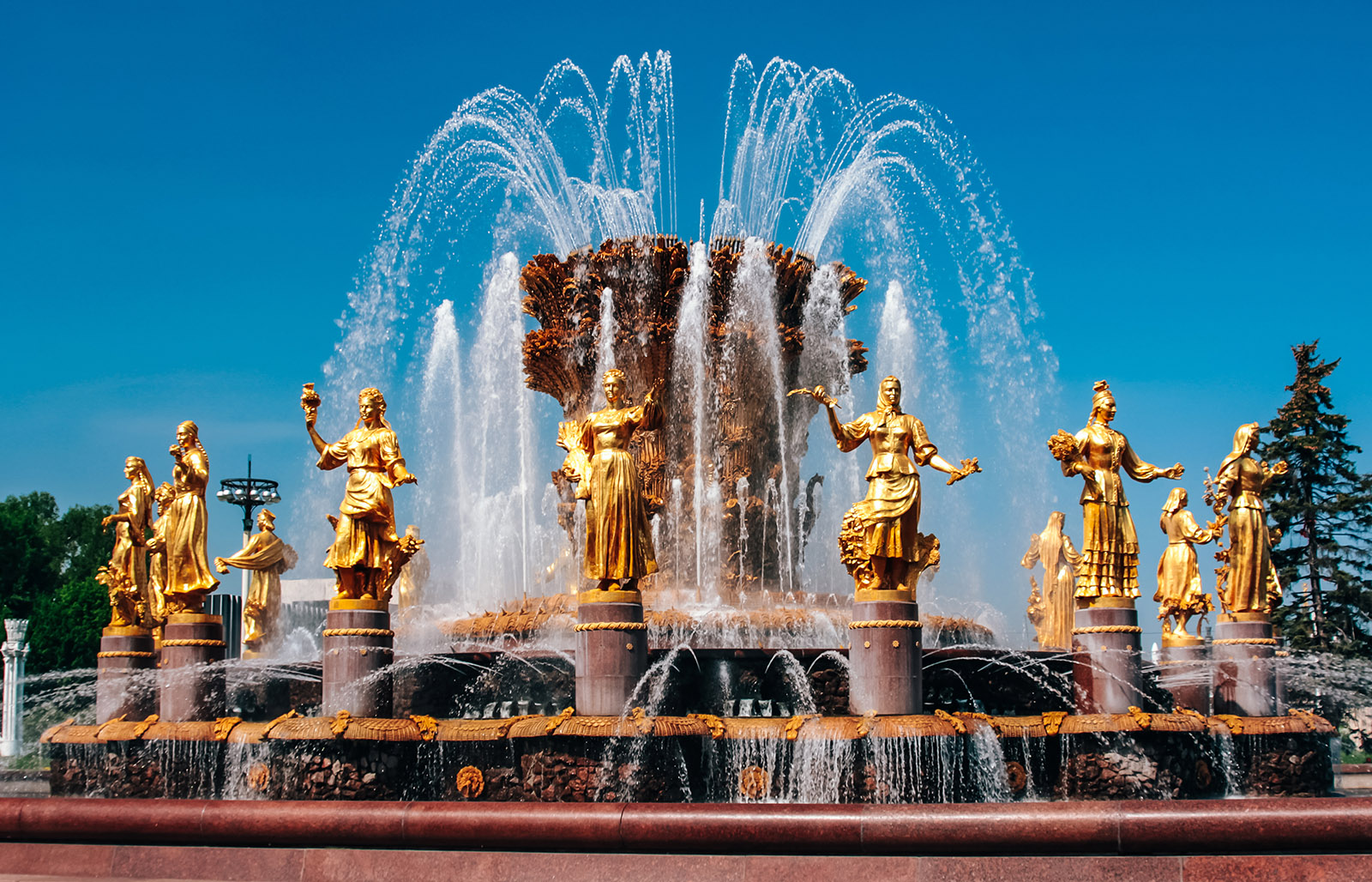 Large fountain in Russia with golden statues