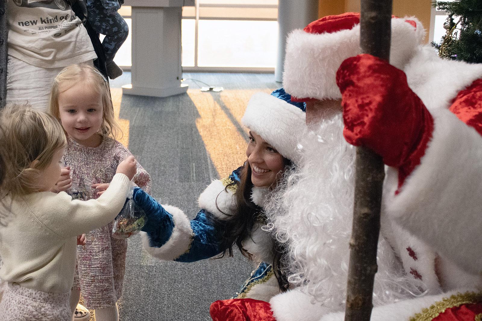 Children receiving presents from Ded Moroz and Snegurochka