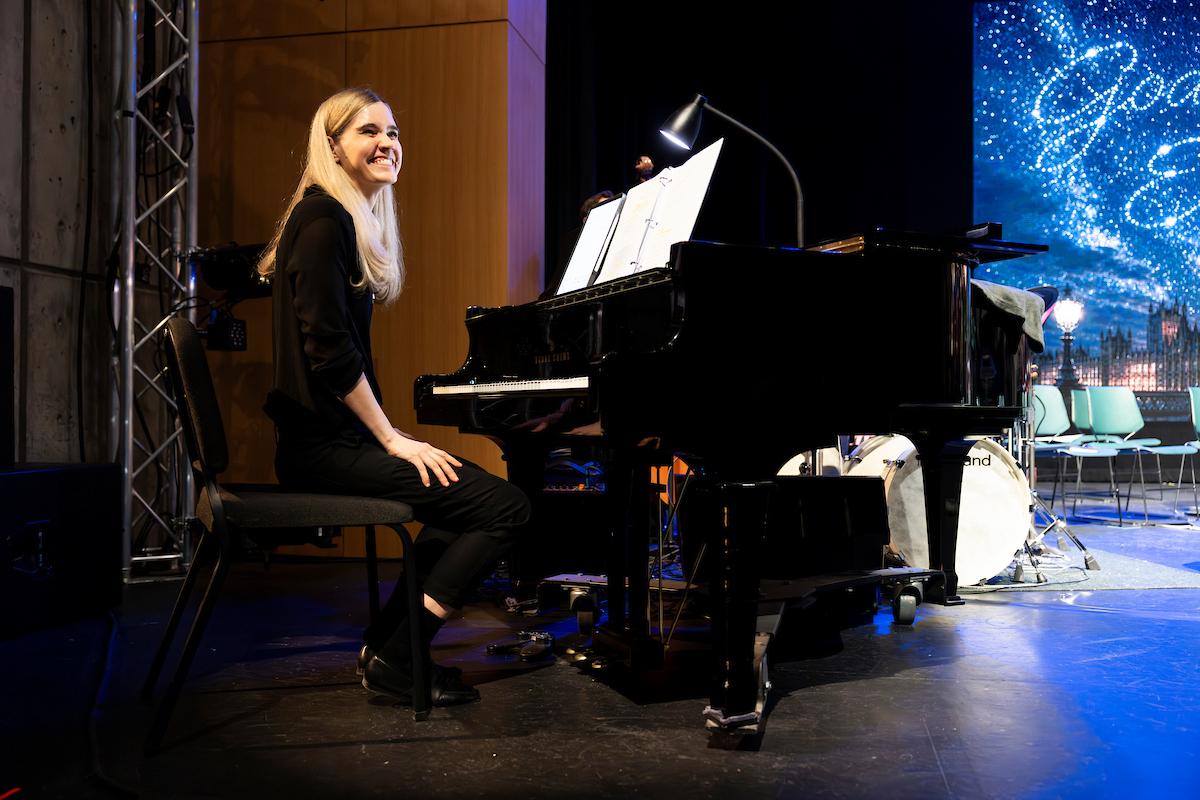 piano player