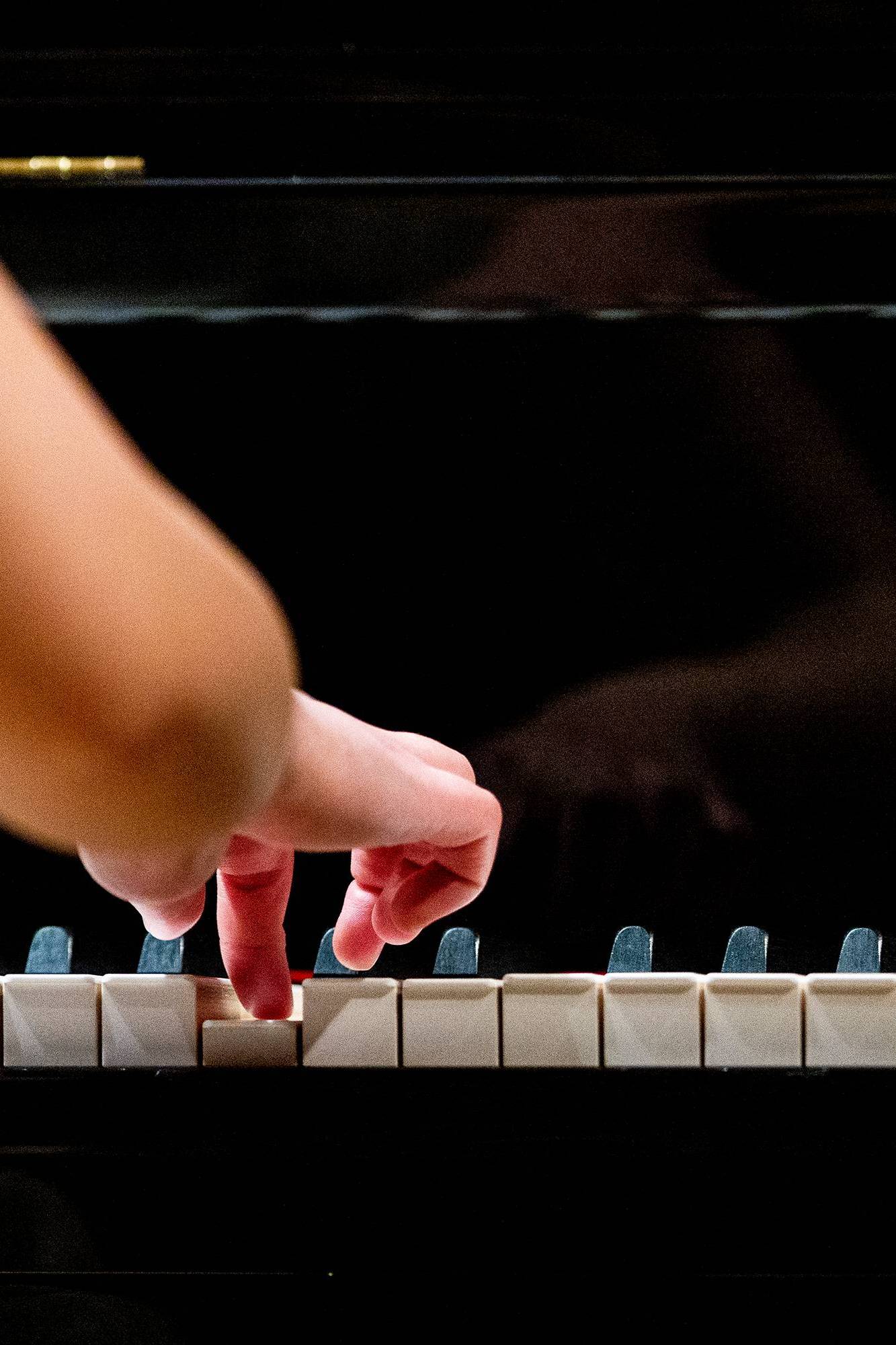 Person playing the piano