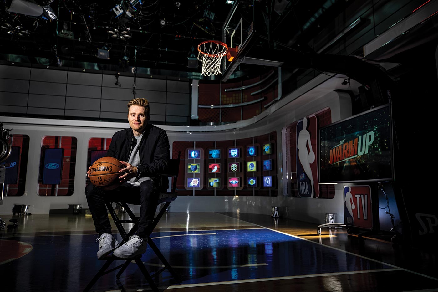 Matt Mansfield, in the television studio of "inside the NBA"
