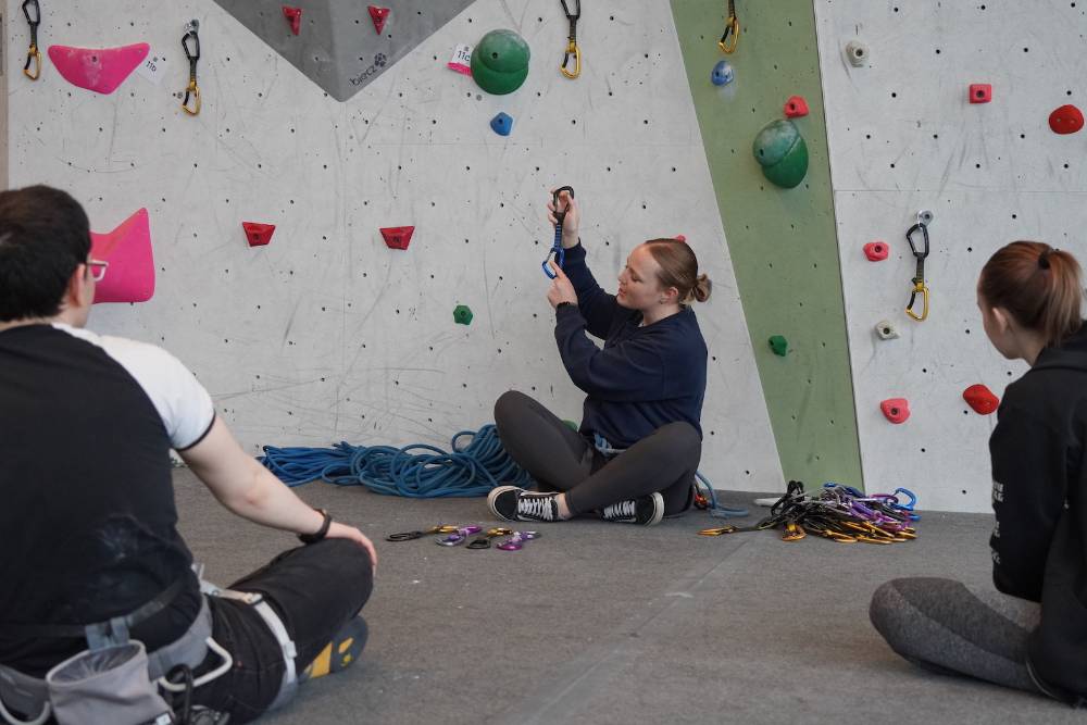 instructor teaching acnchor building