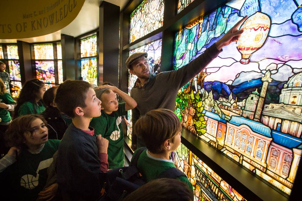 Image of teacher and students in the Roots of Knowledge