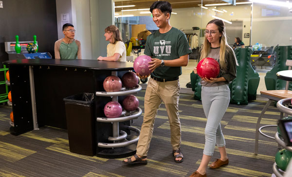 UVU students on a date at the UVU bowling alley