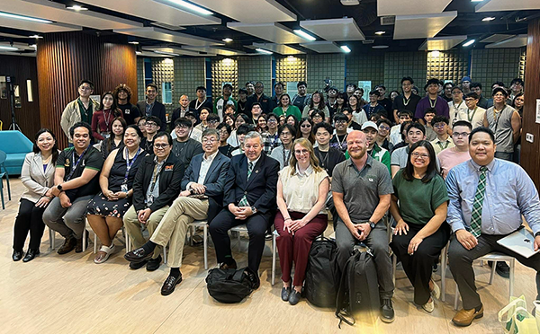 UVU Faculty with a group of Philippines faculty steated for a group photo