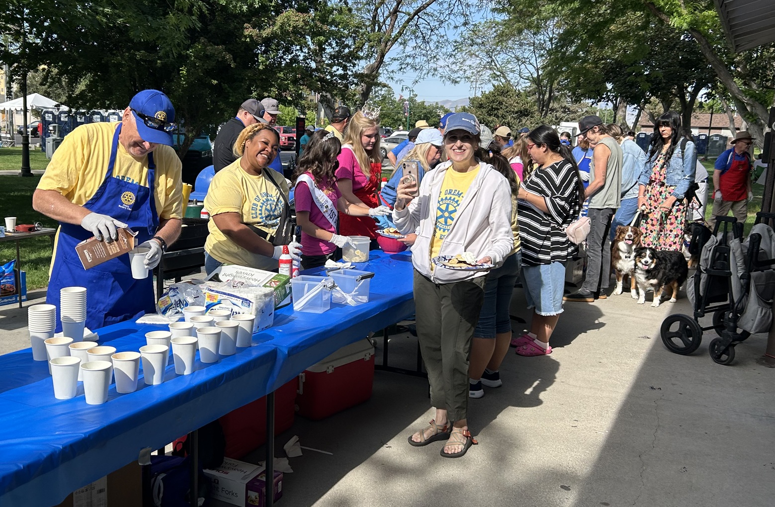 Rotarians and Rotaractors Serve Breakfast