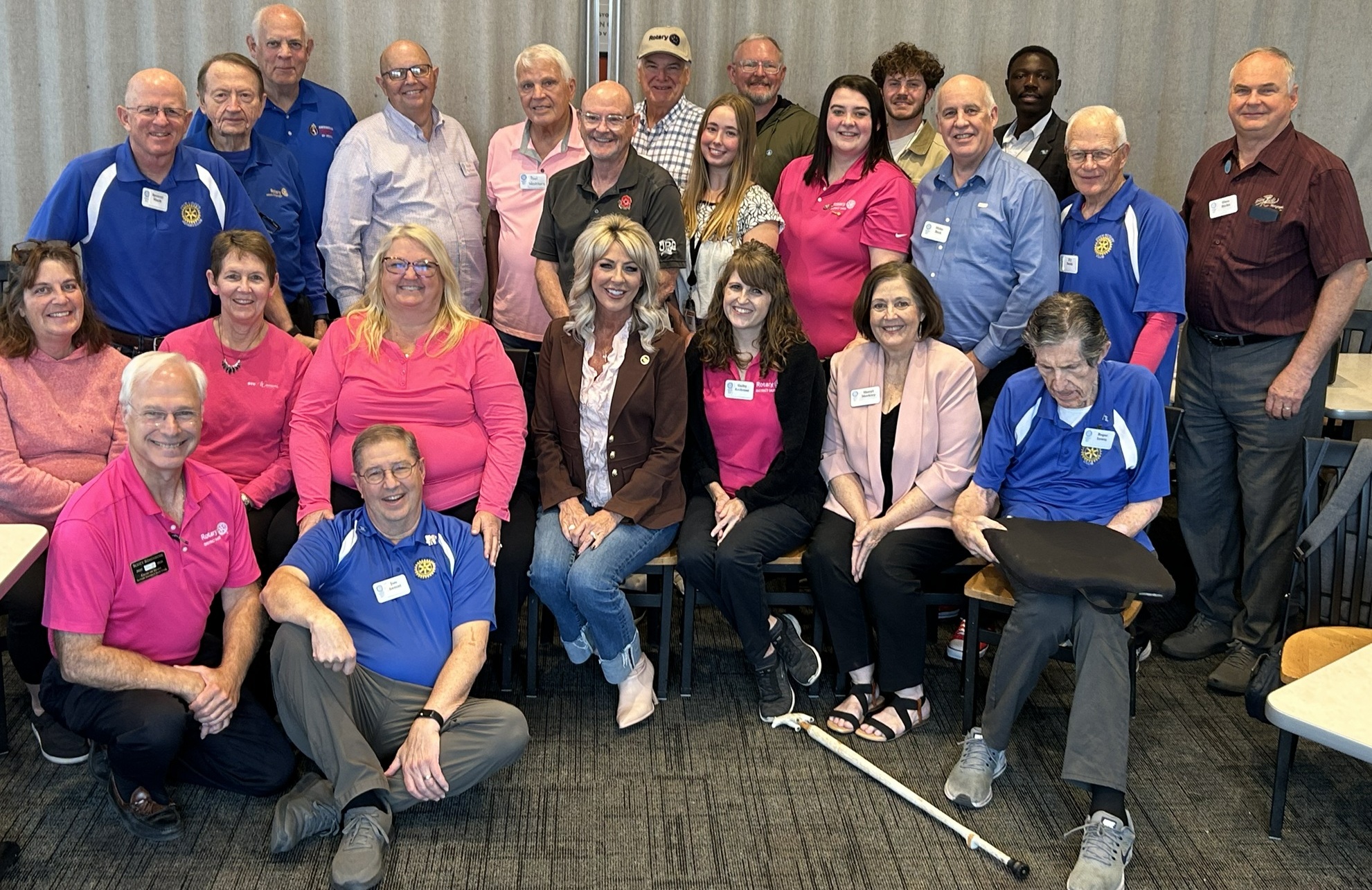 Group Photo of Rotarians, Rotaractors and District leaders wit Governor’ Suzanne Leonelli. 