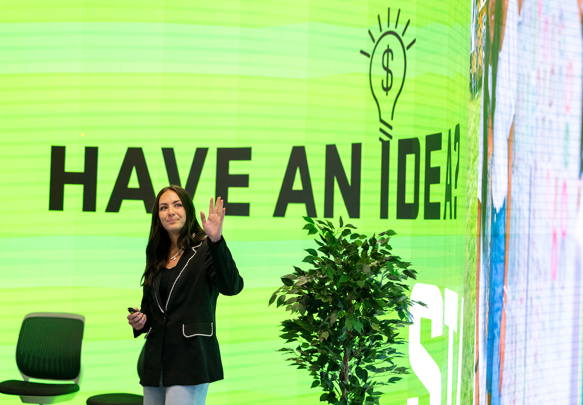 Alumna Maysen Rollo Minor, founder of Beadology, presenting at the Entrepreneurship Institute at UVU's Woodbury School of Business